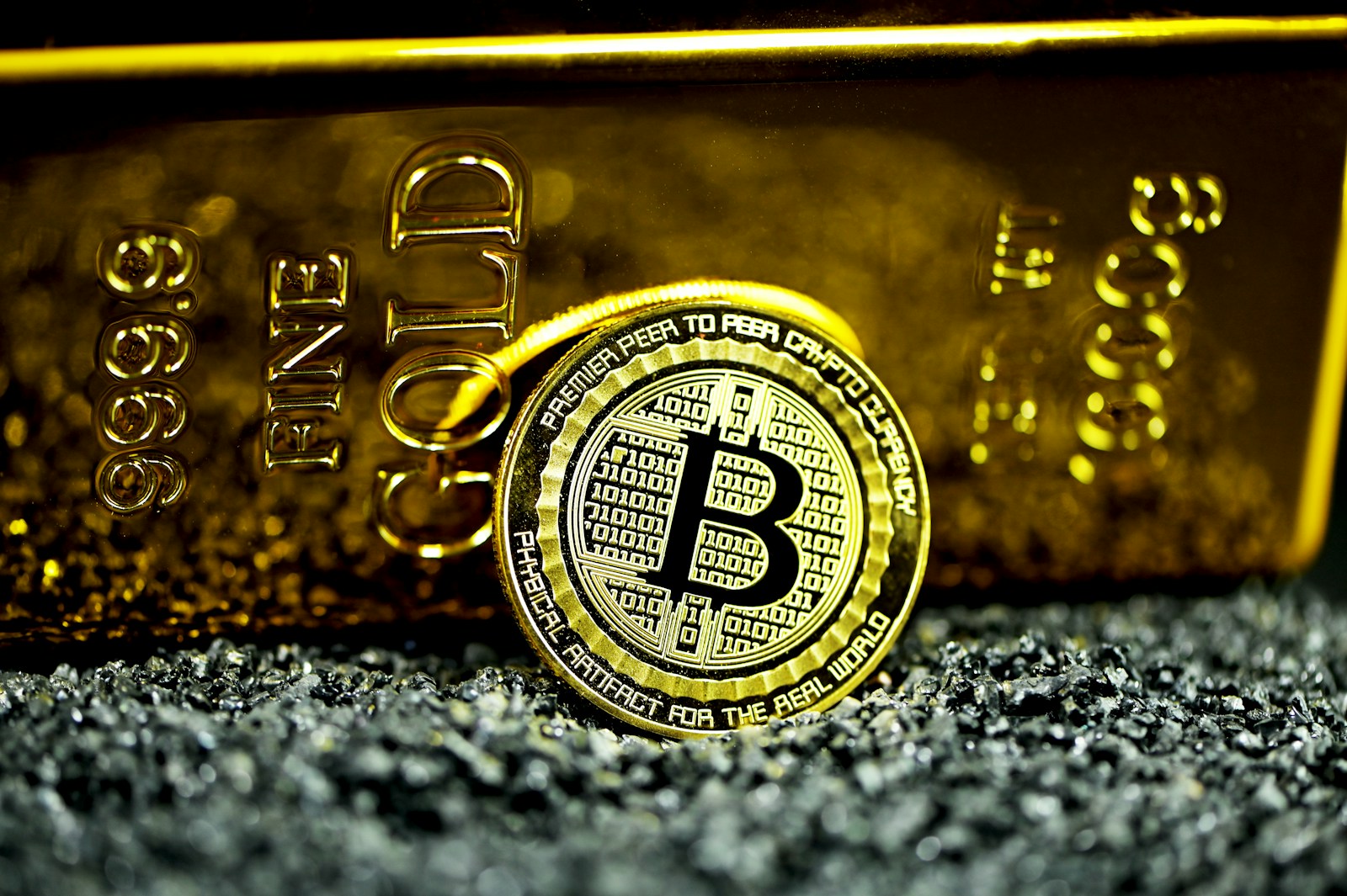 Gold vs. Bitcoin: Which Safe-Haven Asset Wins in Q4?