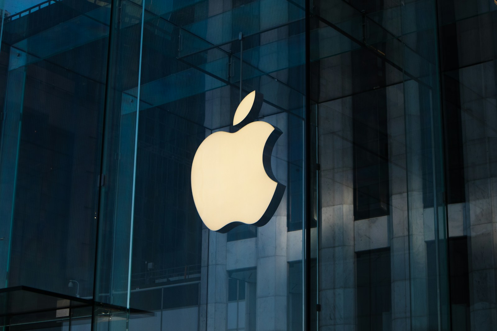 Apple Delivers Strong Quarter, but Soft Guidance Sparks Selloff