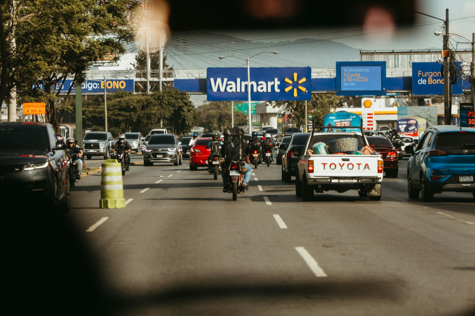 Walmart Raises Its Outlook, but U.S. Sales Slow