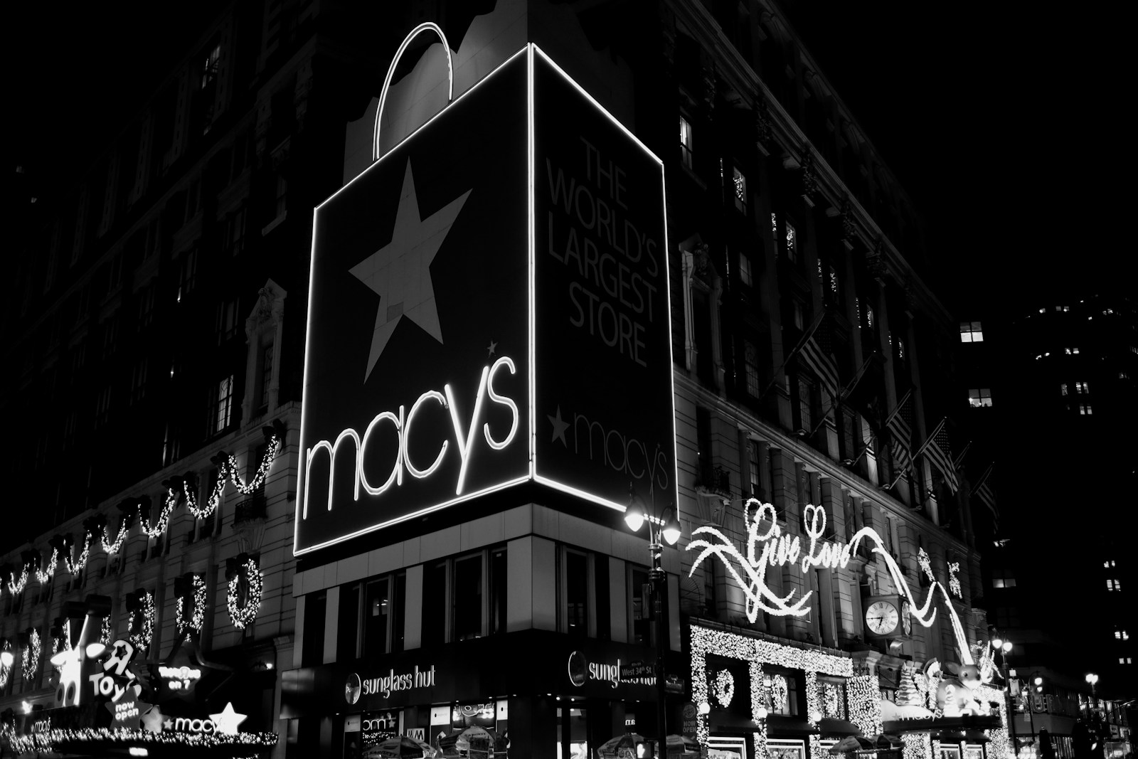 Macy’s Raises Outlook After Stronger-Than-Expected Q2 Earnings