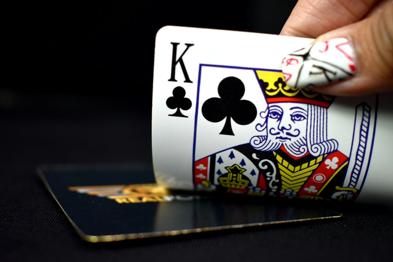 2 Dividend Kings Give Investors Different Paths In Flight to Safety